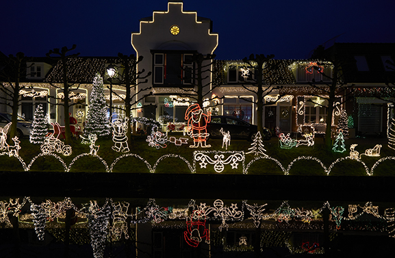De Meent in Leerdam is weer  versierd met lichtjes en kerstfiguren
