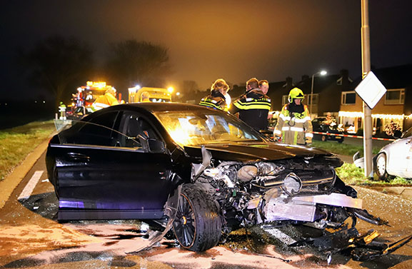 Twee personen gewond bij frontale aanrijding Graaf Reinaldweg in Vuren