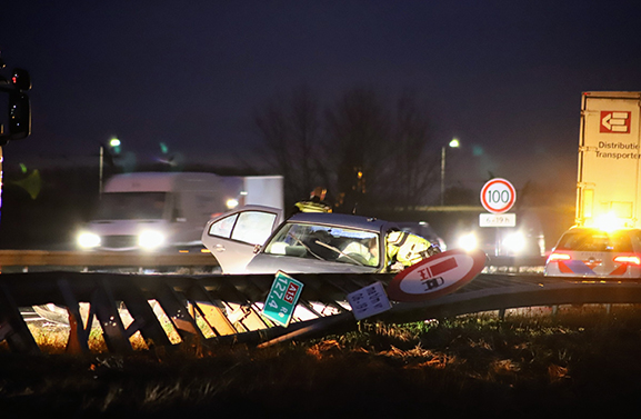 Auto op de kop door ongeval op de A15 bij Tiel-West