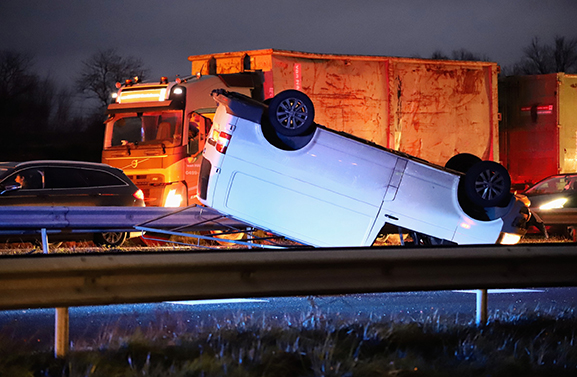 Auto op de kop door ongeval op de A15 bij Tiel-West