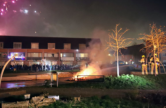 Brandweer bekogeld met vuurwerk bij het blussen in Tiel