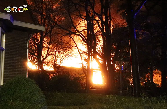 Aannemersbedrijf zwaar gedupeerd door brand loods Kerk-Avezaath