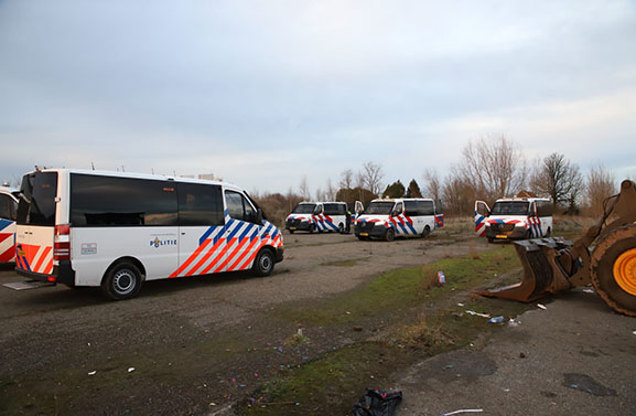 Politie ontruimt illegaal feest bij steenfabriek Roodvoet in Rijswijk