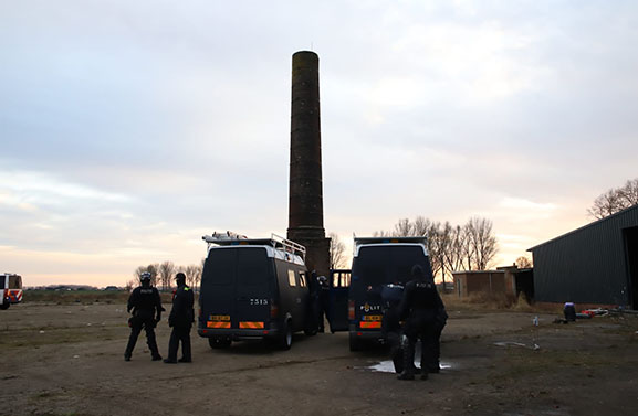 Politie ontruimt illegaal feest bij steenfabriek Roodvoet in Rijswijk