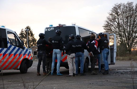 Politie ontruimt illegaal feest bij steenfabriek Roodvoet in Rijswijk
