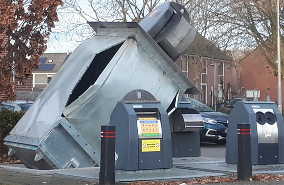 Zwaar vuurwerk blaast ondergrondse container uit de grond in Meerkerk