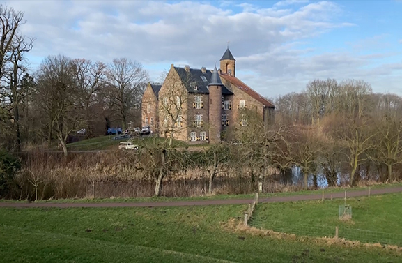 Poep en veren: bijzondere  schoonmaak gaande op Kasteel Waardenburg