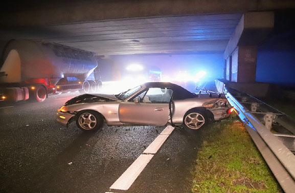 Bestuurder met spoed naar ziekenhuis na ongeval A15 bij Geldermalsen