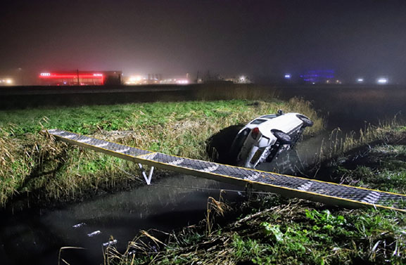 Auto rijdt in sloot langs A15 bij Geldermalsen