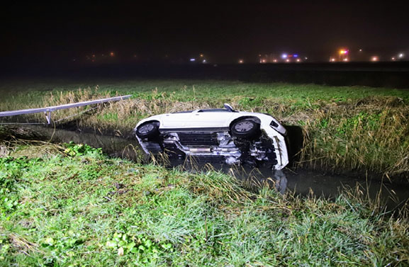 Auto rijdt in sloot langs A15 bij Geldermalsen