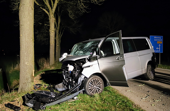 Man raakt gewond na botsing tegen boom op de N327 bij Gellicum