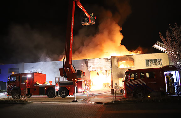 Zeer grote brand verwoest deel bedrijfsverzamelgebouw in Geldermalsen