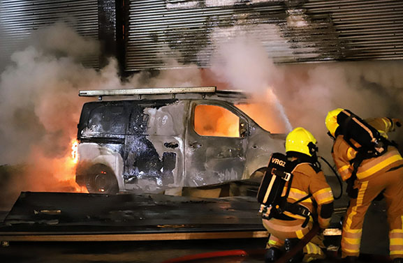 Zeer grote brand verwoest deel bedrijfsverzamelgebouw in Geldermalsen