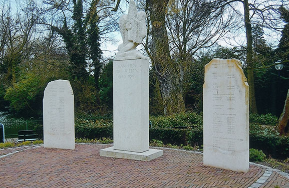 Basisschoolleerlingen maken samen met loco-burgemeester monument schoon