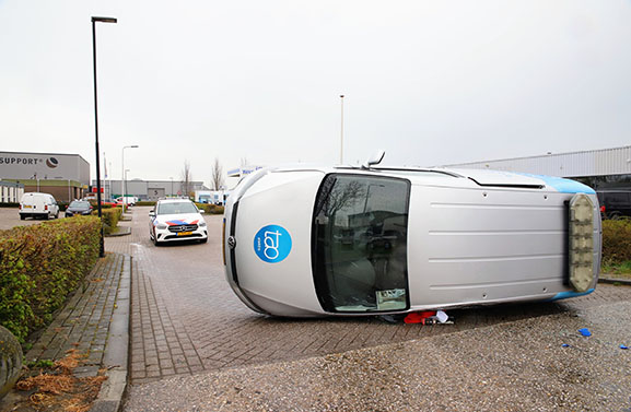 Auto op zijkant bij aanrijding in Leerdam