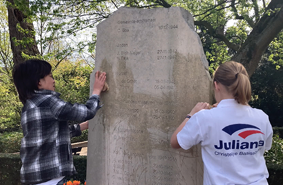 Achtstegroepers van CBS Juliana uit Leerdam schrobben  monument voor 4 mei