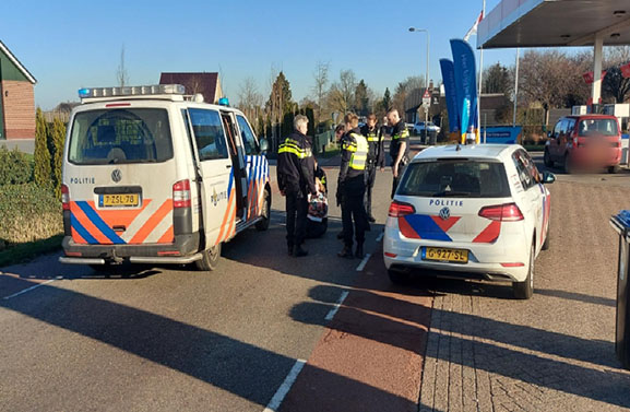 Verwarde vrouw slaat om zich heen met verkeersbord in Lienden