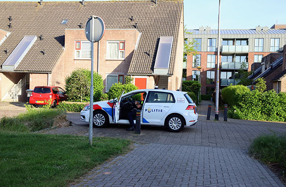 Politie zoekt twee daders van woning overval aan de Debussystraat