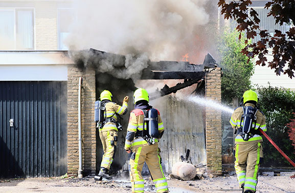 Garagebox brandt uit op de Hennepe in Tiel