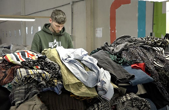 Afgedankt textiel opnieuw in winkel: 'Aan veel spullen zit nog een kaart'