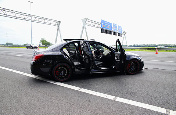 Enorme file na botsing op de A2, bestuurder naar het ziekenhuis
