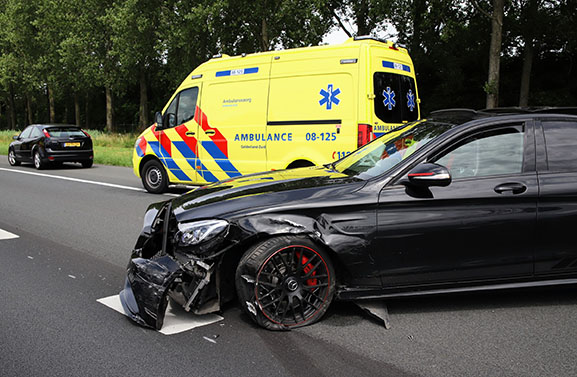 Enorme file na botsing op de A2, bestuurder naar het ziekenhuis