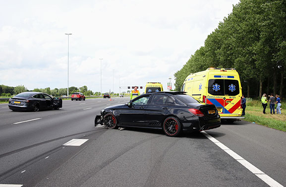 Enorme file na botsing op de A2, bestuurder naar het ziekenhuis