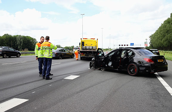 Enorme file na botsing op de A2, bestuurder naar het ziekenhuis