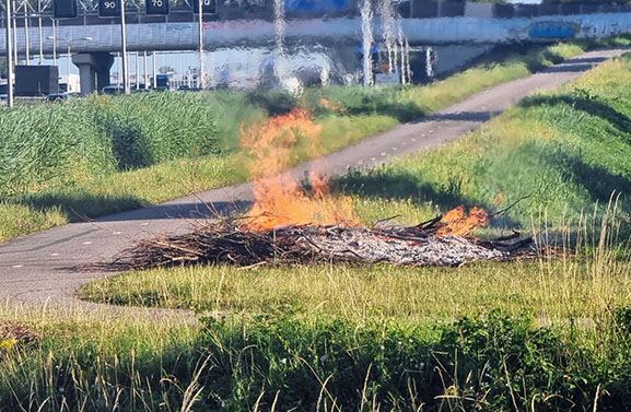 Hooibalen in brand tijdens boerenprotesten