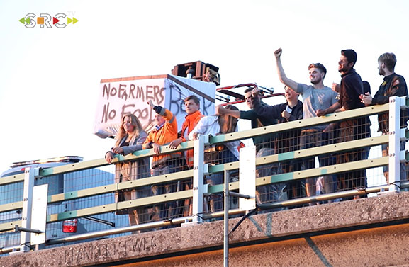 Boerenprotest op het viaduct over de A15 bij Geldermalsen