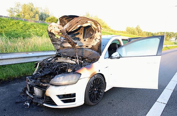 Auto uitgebrand op de A2 bij Beesd