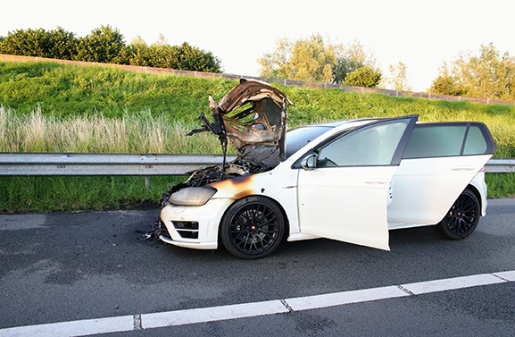 Auto uitgebrand op de A2 bij Beesd