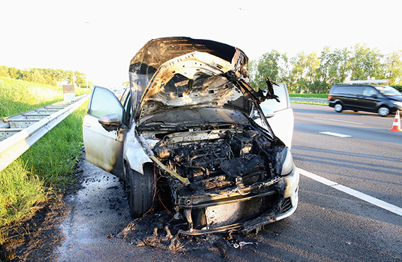 Auto uitgebrand op de A2 bij Beesd