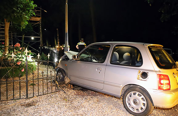 Auto botst tegen lantaarnpaal in Zoelen