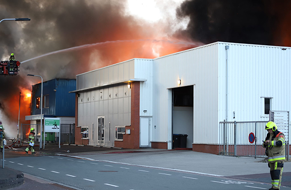 Grote brand op industrieterrein in Beesd