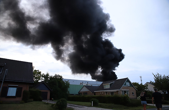 Grote brand op industrieterrein in Beesd