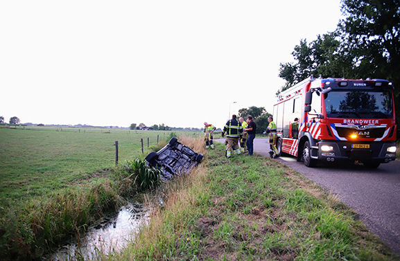 Auto op de kop in de sloot