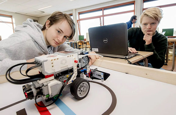 Vmbo-leerlingen KWC bouwen zelf een robot