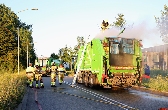 Vuilniswagen van de Avri in brand