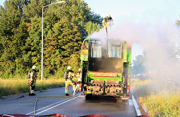 Vuilniswagen van de Avri in brand