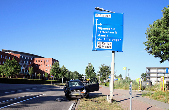 Auto botst tegen verkeerspaal in Tiel