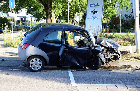 Auto botst tegen verkeerspaal in Tiel