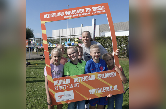 Volleybalster Demi Korevaar opent in hoogte verstelbaar netsportveld