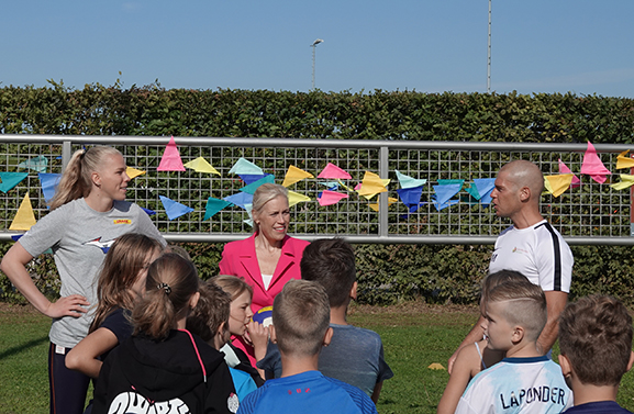 Volleybalster Demi Korevaar opent in hoogte verstelbaar netsportveld