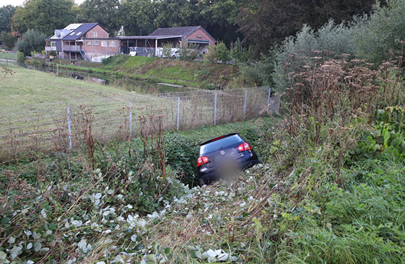 Wiel breekt af bij ongeval, auto in de sloot in Buren