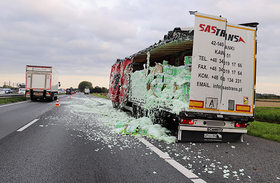 Ongeval met vrachtwagen vol purschuim op de A15