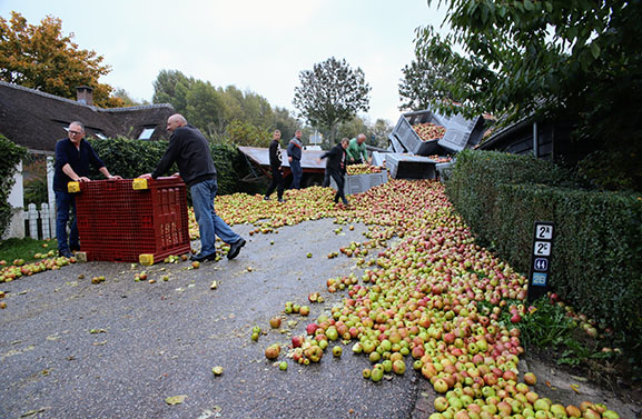 Duizenden appels rollen over straat in Varik