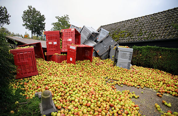 Duizenden appels rollen over straat in Varik
