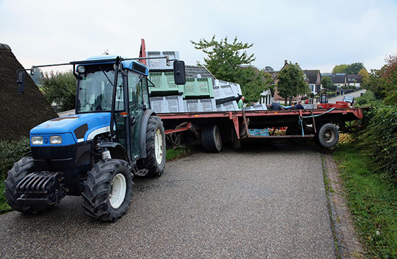 Duizenden appels rollen over straat in Varik