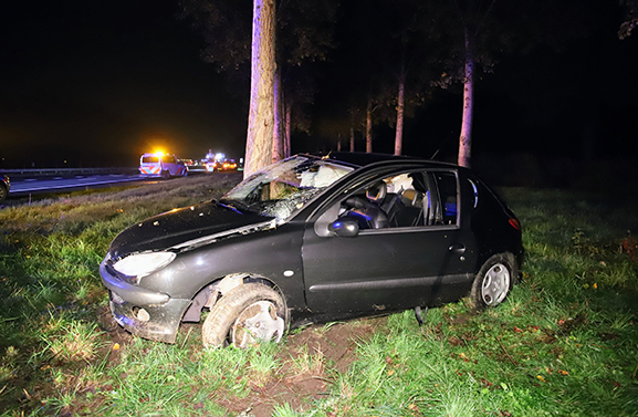 Auto total loss na botsing tegen boom ter hoogte van Enspijk